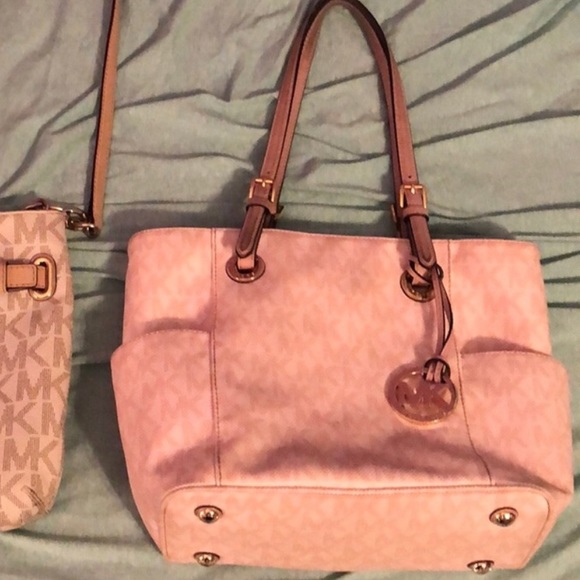 Michael Kors Handbags - ❌ Rose gold Michael Kors purse